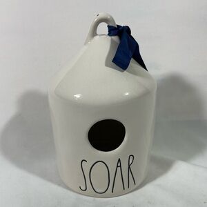 RAE DUNN “SOAR” CERAMIC BIRDHOUSE WHITE W/BLACK LETTER GRAY FEATHER NAVY‎ BOW 8”